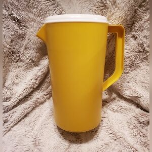 70s Vintage Rubbermaid 2440 Classic 2 1/4 Quart Harvest Gold Pitcher w/White Lid